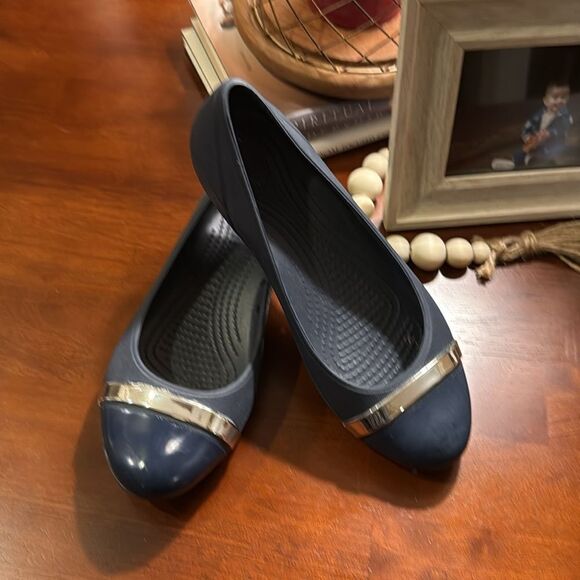 CROCS CAP TOE MIRROR BALLET FLATS SHOE - BLUE/SILVER - WOMENS - 6 - Picture 4 of 10